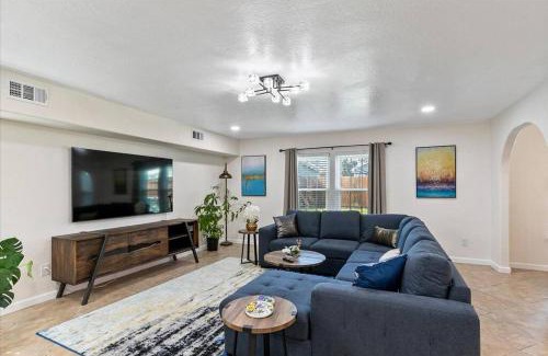MacGregor Casa | Bring the Crew! 4BR Luxe Pad, Backyard Magic & City at Your Door