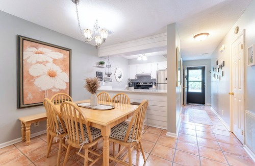 Saint Simons Island Condominio | Bring the pets! Central to beach, 5 star dining, music, +++. 3 beds, bikes incl!