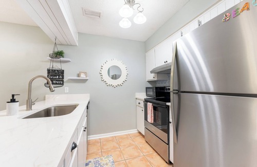 Saint Simons Island Condominio | Bring the pets! Central to beach, 5 star dining, music, +++. 3 beds, bikes incl!