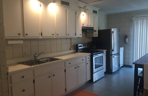 Isle of Palms Casa | Traiga a su mejor amigo a la playa: ¡un bungalow que admite mascotas de 2 dormitorios y 1 baño!