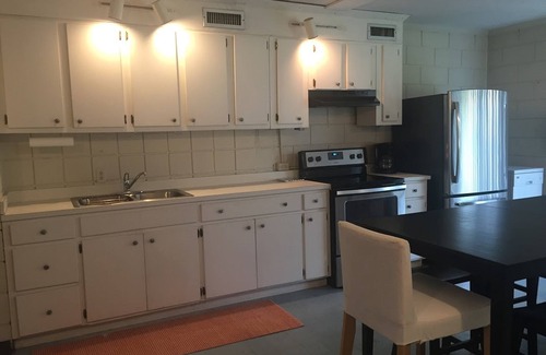 Isle of Palms Casa | Traiga a su mejor amigo a la playa: ¡un bungalow que admite mascotas de 2 dormitorios y 1 baño!