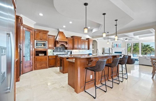 Montgomery Casa | Bring Your Boat! Luxe Lakefront ☀Pool☀Hot Tub☀Dock ☀ Close to Restaurants