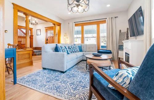 Cedar Falls Casa | Bring your crew, family, or friends - we have the rest