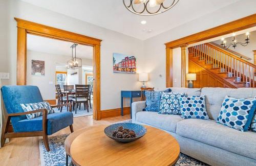 Cedar Falls Casa | Bring your crew, family, or friends - we have the rest