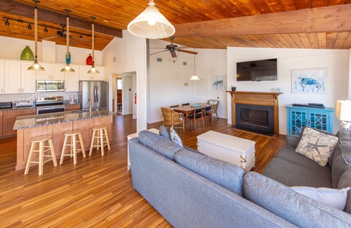 Sandbridge Casa | Bring your Pup! Charming Cottage steps from the Beach, Elevator!