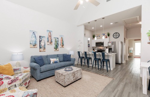 Corpus Christi Casa | Bring Your Pups: Pet-Friendly Townhome Near the Surf and Sand