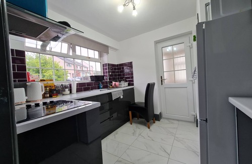Hanham Casa | Bristol 2-Bed Bungalow, Sleeps 4, Parking