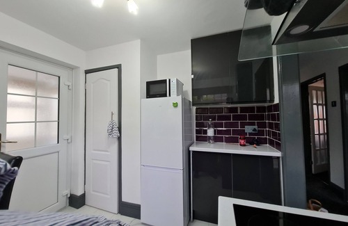 Hanham Casa | Bristol 2-bed Bungalow, Sleeps 4, Parking