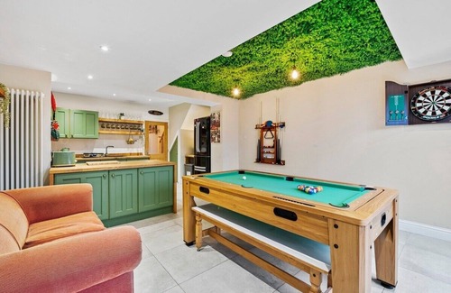 Kingswood Casa | Bristol Burrow -Hot Tub Escape