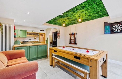 Kingswood Casa | Bristol Burrow -Hot Tub Escape
