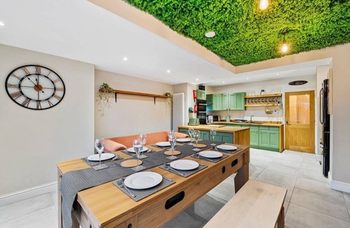 Kingswood Casa | Bristol Burrow -Hot Tub Escape