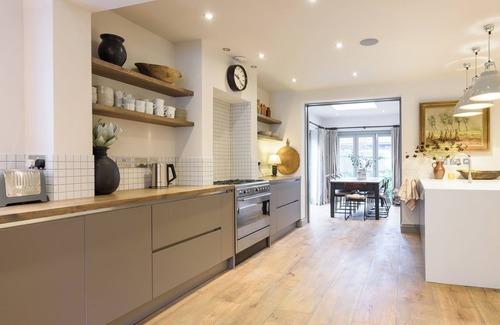 Brighton Casa | Bristol Gardens - Luxury Home, 2 min from the Beach