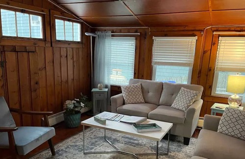 Bristol Casa | Bristol, RI recently renovated waterfront cottage