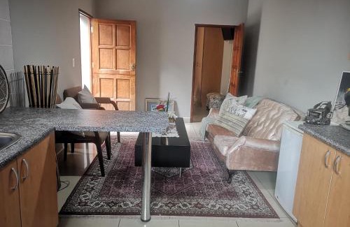 Greater Johannesburg Metropolitan Area Apartamento | Bristow Self Catering Unit with Back Up Power and Free Wi- Fi