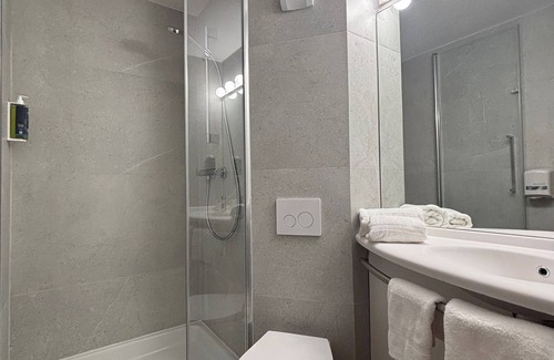 Saint-Saturnin Hotel | Brit Hotel Les Evens