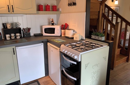 Plouguenast Cabaña | Cabaña fucsia, Piscina climatizada, Wifi gratuito, TV por satélite, Descuento en ferry