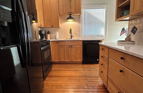 Meridian-Kessler Casa | Broad Ripple Urban Flower Farm Bungalow - Cozy 2BR Near Downtown Indianapolis