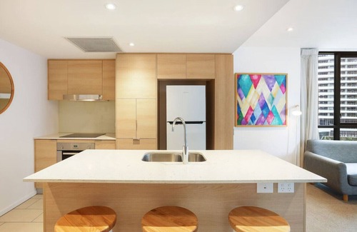 Broadbeach Waters Condominio | Broadbeach Apartment - Central, WiFi & Secure Park