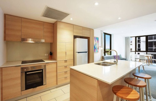 Broadbeach Waters Condominio | Broadbeach Apartment - Central, WiFi & Secure Park