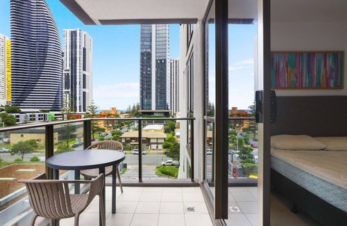 Broadbeach Waters Condominio | Broadbeach Apartment - Central, WiFi & Secure Park
