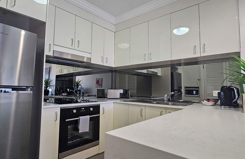 Broadbeach Hotel | Broadbeach Holiday Apartments
