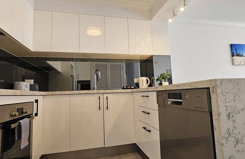 Broadbeach Hotel | Broadbeach Holiday Apartments
