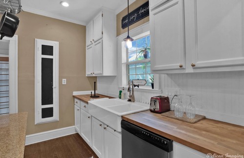 Broadmoor Casa | Broadmoor 3 Bed Pet Friendly Fenced Backyard