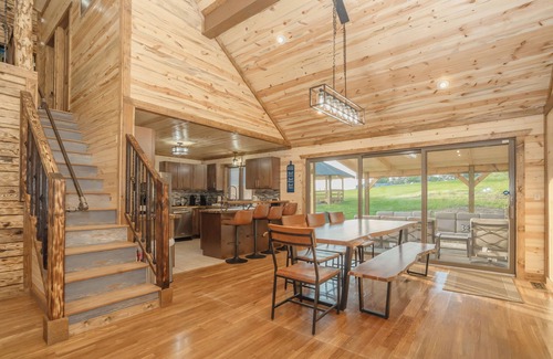 Sevierville Cabina | BroadMountainView: MtnView, IndoorPool, Games, Theater, HotTub, Wifi, Yard