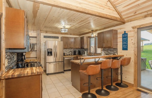 Sevierville Cabina | BroadMountainView: MtnView, IndoorPool, Games, Theater, HotTub, Wifi, Yard