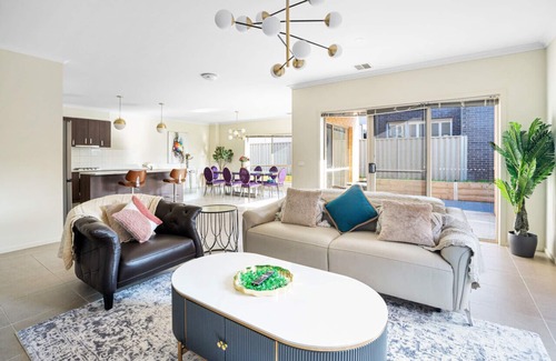 Point Cook Casa | Broadstone PC 9-bed 5-bathroom Luxe Family House Double Storey