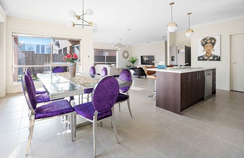 Point Cook Casa | Broadstone PC 9-bed 5-bathroom Luxe Family House Double Storey