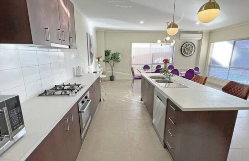 Point Cook Casa | Broadstone PC 9-bed 5-bathroom Luxe Family House Double Storey