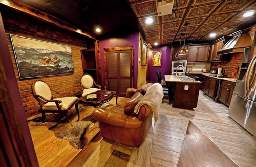 Downtown Nashville Casa | Broadway! 4br/2bth 2500sf Art Gallery/Steam Room
