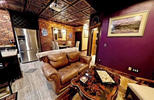 Downtown Nashville Casa | Broadway! 4br/2bth 2500sf Art Gallery/Steam Room