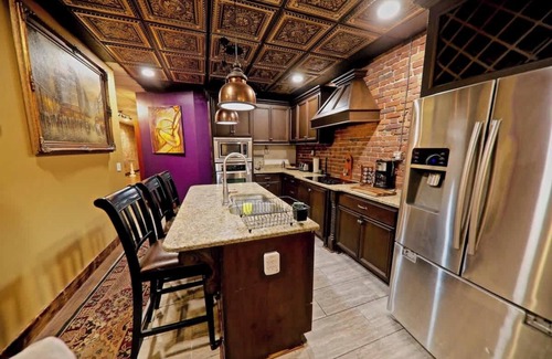 Downtown Nashville Casa | Broadway! 4br/2bth 2500sf Art Gallery/Steam Room