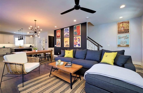 Historic Waverly Casa | Broadway (5 Min) 12South Sleeps 12 2x Garage