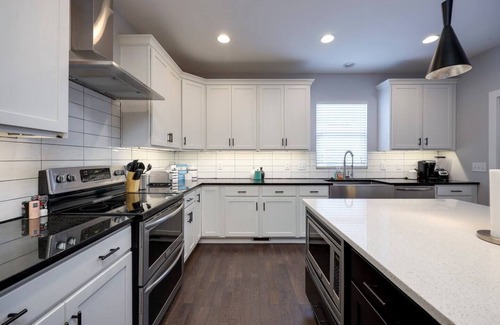 Historic Waverly Casa | Broadway (5 Min) 12South Sleeps 12 2x Garage