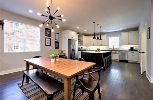 Historic Waverly Casa | Broadway (5 Min) 12South Sleeps 12 2x Garage