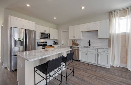 Whitebridge Casa | Broadway Boho - Rooftop Deck - Mins to Downtown - Sleeps 8