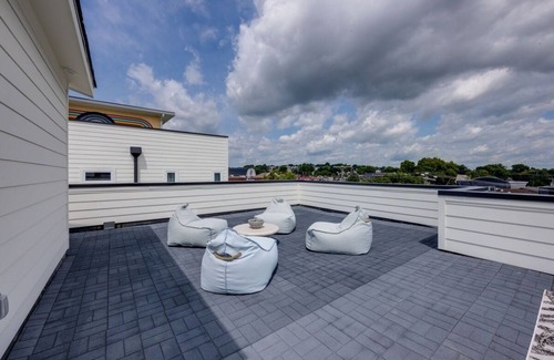 Whitebridge Casa | Broadway Boho - Rooftop Deck - Mins to Downtown - Sleeps 8