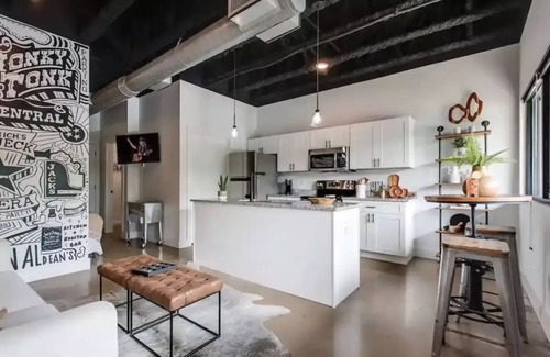 TMAG Thompson LN - Murfreesboro Rd Condominio | Broadway Booze N' Snooze