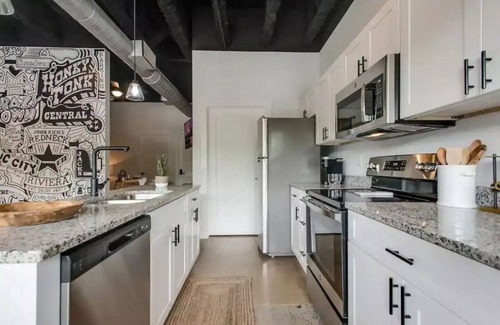 TMAG Thompson LN - Murfreesboro Rd Condominio | Broadway Booze N' Snooze
