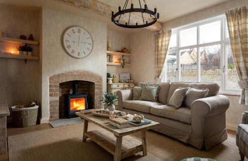 Broadway Casa | Broadway Country Chic Cottage