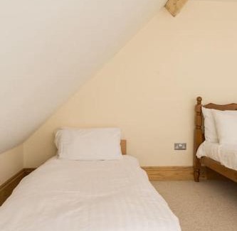 Llangennith Casa | Broadway Farm Holiday Barn with hot tub