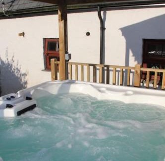 Llangennith Casa | Broadway Farm Holiday Barn with hot tub