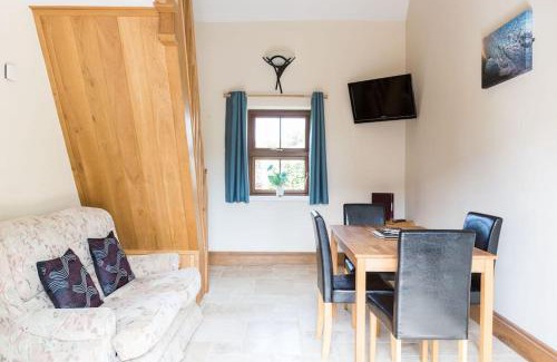 Llangennith Casa | Broadway Farm Holiday Barn with hot tub