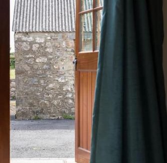 Llangennith Casa | Broadway Farm Holiday Barn with hot tub