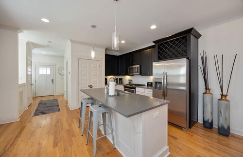 North Nashville Casa | Broadway Retreat Sleeps 10 3BR Downtown Escape