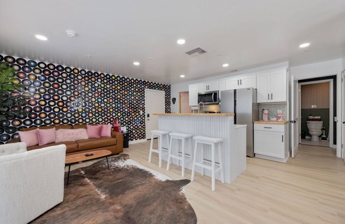 East Bank Apartamento | Poolside Nashville Home –Walk to Broadway-Sleeps 6