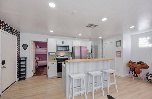 East Bank Apartamento | Poolside Nashville Home –Walk to Broadway-Sleeps 6